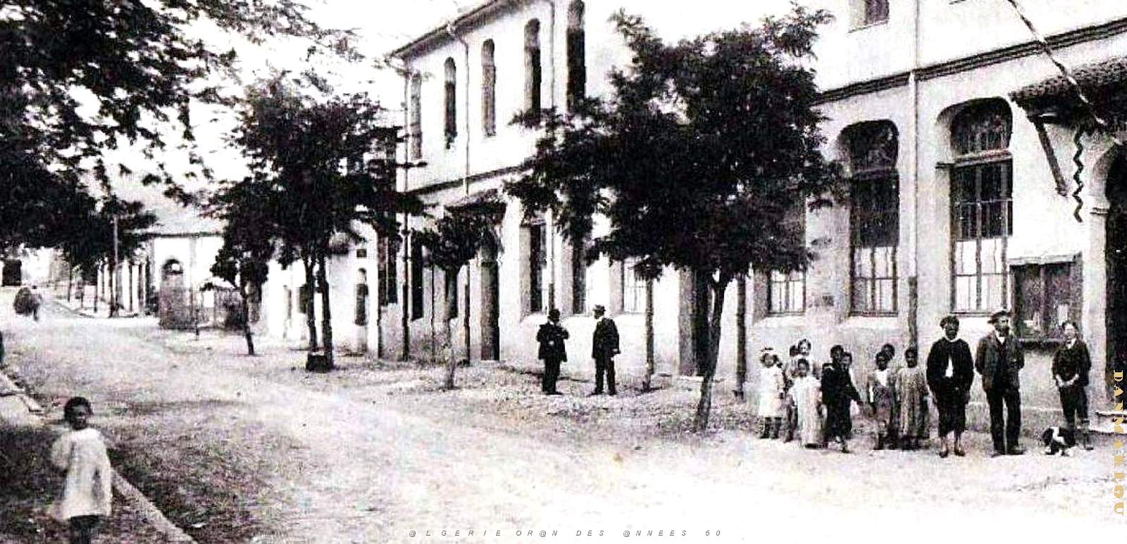 2520- Berrouaghia - Mairie et Ecole des Filles2 - 1918.jpg